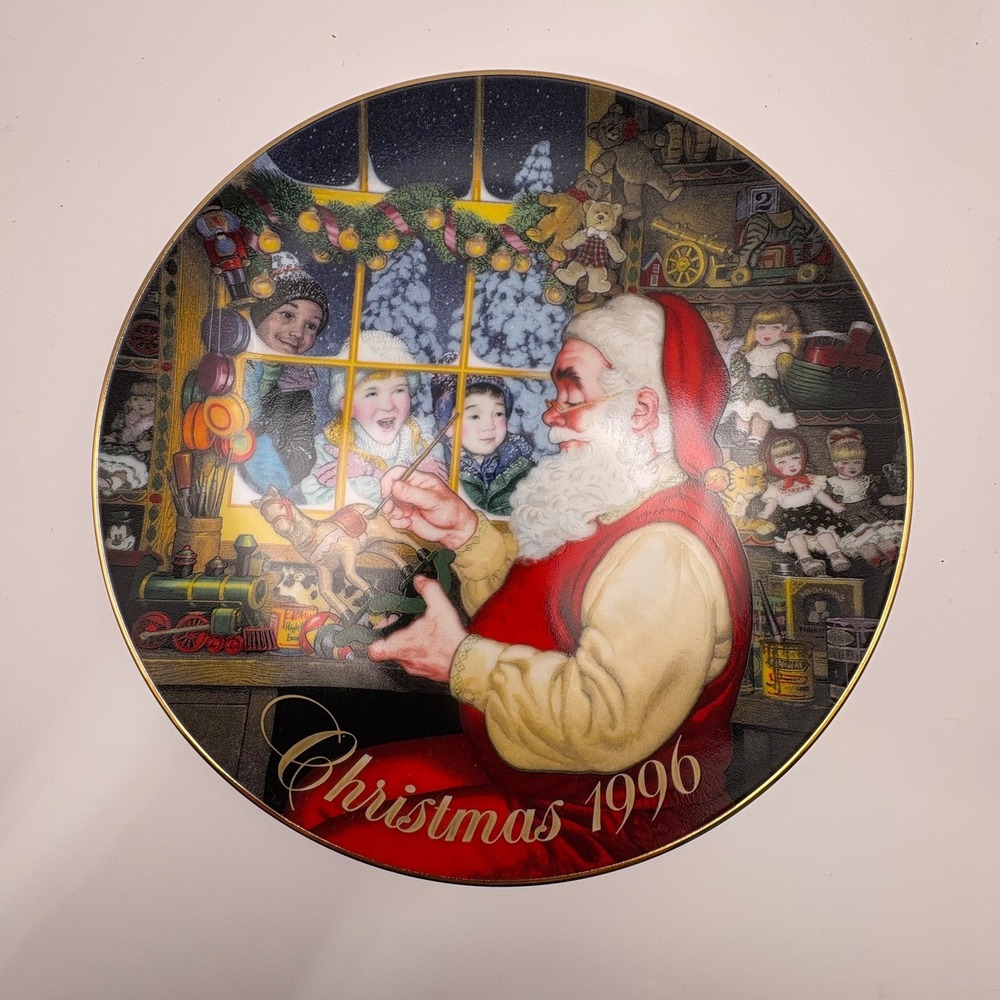 Avon "Santa's Loving Touch" 1996 Christmas Plate Porcelain‎ 22K Gold Trim